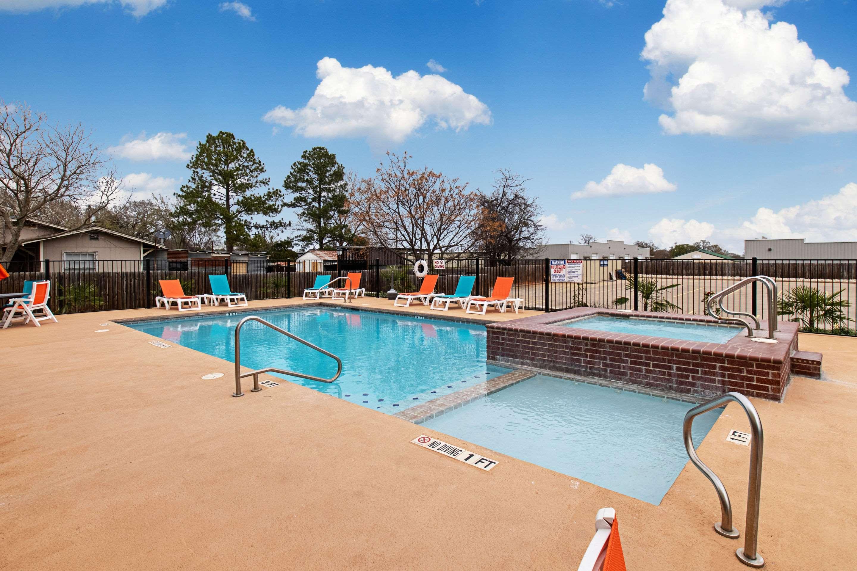 Comfort Inn & Suites And Suites Fredericksburg Exterior foto